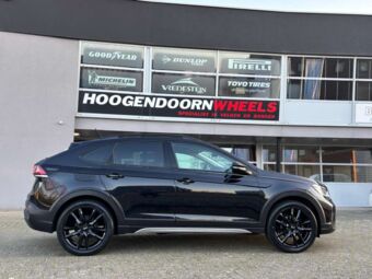 CMS C27 BLACK IN 18 INCH GEMONTEERD ONDER EEN VOLKSWAGEN TAIGO