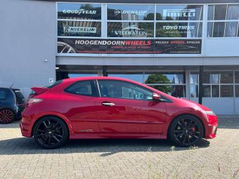 CMS C27 BLACK IN 19 INCH GEMONTEERD ONDER EEN HONDA CIVIC TYPE R