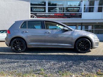 CMS VELGEN C30 BLACK IN 17 INCH GEMONTEERD ONDER EEN VOLKSWAGEN GOLF