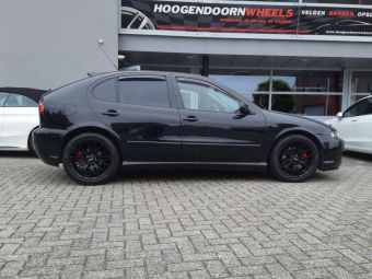 CMS WHEELS C8 BLACK IN 17 INCH GEMONTEERD ONDER EEN SEAT LEON 