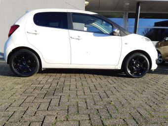 CMS VELGEN C24 BLACK IN 15 INCH GEMONTEERD ONDER EEN CITROEN C1 