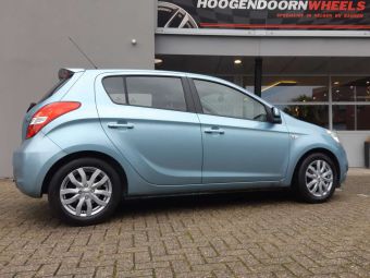 CMS VELGEN C22 ZILVER EN 15 INCH GEMONTEERD ONDER EEN HYUNDAI I20