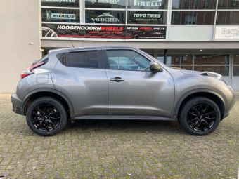 CMS WHEELS C22 IN BLACK EN IN 17 INCH GEMONTEERD ONDER EEN NISSAN JUKE 