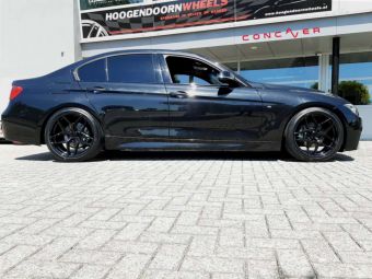 CONCAVER CVR2 WHEELS IN 19 INCH GLANS ZWART BREEDSET GEMONTEERD ONDER EEN BMW 3 SERIE 