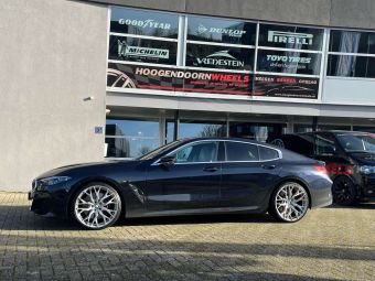 CONCAVER WHEELS CVR1 BRUSHED TITANIUM IN 21 INCH GEMONTEERD ONDER EEN BMW 8-SERIE