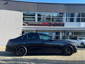 CONCAVER WHEELS CVR1 PLATINUM BLACK IN 20 INCH GEMONTEERD ONDER EEN MERCEDES C-KLASSE