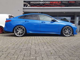 CONCAVER WHEELS CVR 2 IN BRUSHED TITANIUM 20 INCH GEMONTEERD ONDER EEN BMW 2 SERIE 