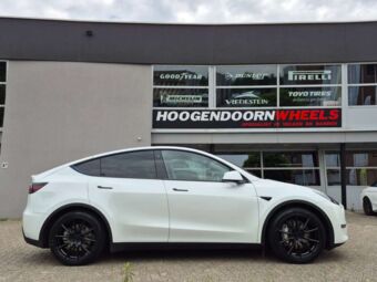 CONCAVER WHEELS CVR4 BLACK IN 20 INCH GEMONTEERD ONDER EEN TESLA MODEL Y 