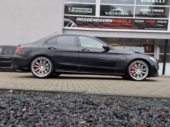 CONCAVER WHEELS CVR1 FORGED IN 20 INCH BREEDSET BRUSHED TITANIUM GEMONTEERD ONDER EEN MERCEDES C63S AMG