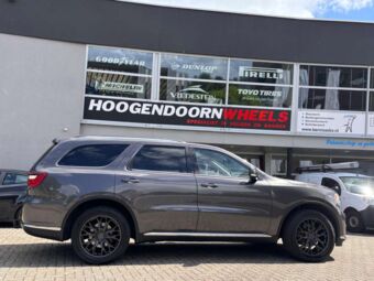 CONCAVER WHEELS CVR1 CARBON GRAPHITE IN 20 INCH GEMONTEERD ONDER EEN DODGE DURANGO