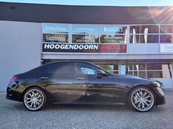 CONCAVER WHEELS CVR1 TITANIUM BRUSHED IN 20 INCH GEMONTEERD ONDER EEN MERCEDES C-KLASSE 