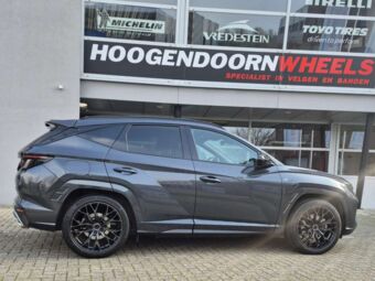 CONCAVER WHEELS CVR1 DOUBLE TINTED BLACK IN 20 INCH GEMONTEERD ONDER EEN HYUNDAI TUCSON