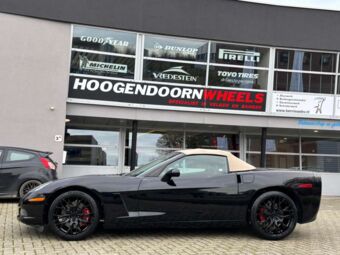 CONCAVER WHEELS CVR1 PLATINUM BLACK IN 20 INCH GEMONTEERD ONDER EEN CHEVROLET CORVETTE C6