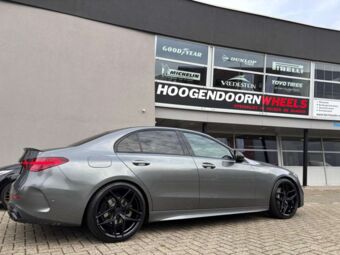 CONCAVER WHEELS CVR2 PLATINUM BLACK IN 20 INCH GEMONTEERD ONDER EEN MERCEDES C-KLASSE