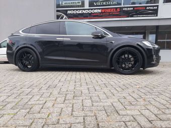 CONCAVER WHEELS CVR3 BLACK IN 21 INCH BREEDSET GEMONTEERD ONDER EEN TESLA MODEL X 