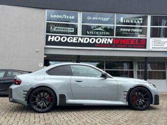 CONCAVER WHEELS CVR4 DOUBLE TINTED BLACK IN 20/21 INCH GEMONTEERD ONDER EEN BMW M2