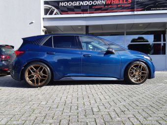 CONCAVER WHEELS CVR5 IN BRUSHED BRONZE IN 20 INCH GEMONTEERD ONDER EEN CUPRA BJORN