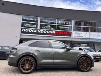 CONCAVER WHEELS CVR7 BRUSHED BRONZE IN 22 INCH GEMONTEERD ONDER EEN PORSCHE MACAN ELECTRIC