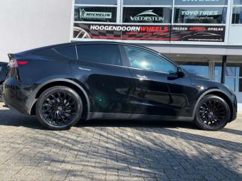 CVR-WHEELS VELGEN CVR6 black IN 19 INCH GEMONTEERD ONDER EEN TESLA MODEL Y