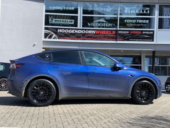 CVR WHEELS CVR6 BLACK IN 19 INCH GEMONTEERD ONDER EEN TESLA MODEL Y