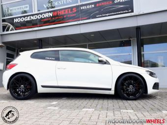 DAMINA WHEELS DM02 IN 19 INCH GEMONTEERD IN HET ZWART ONDER EEN VOLKSWAGEN SIROCCO