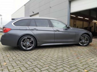 DAMINA DM03 IN ANTHRACITE EN 18 INCH VELGEN MET WINTERBANDEN GEMONTEERD ONDER EEN BMW 3 SERIE 