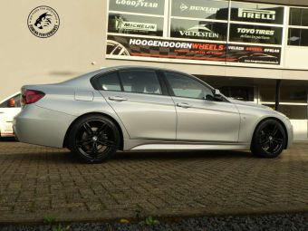 DAMINA WHEELS DM03 IN 18 INCH GEMONTEERD MET WINTERBANDEN IN HET ZWART ONDER EEN BMW 3 SERIE