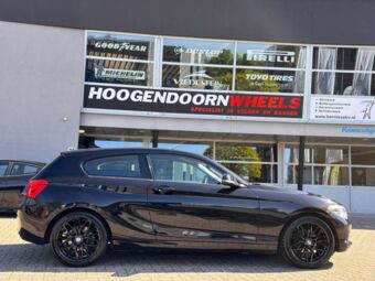 DAMINA PERFORMANCE DM08 BLACK IN 18 INCH GEMONTEERD ONDER EEN BMW 1 SERIE