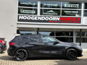 DAMINA PERFORMANCE DM08 BLACK IN 18 INCH GEMONTEERD ONDER EEN BMW 1 SERIE