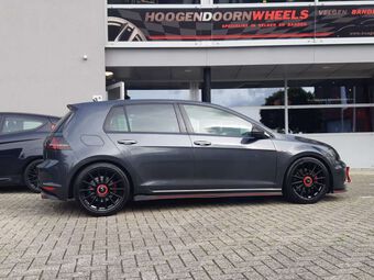 DAMINA PERFORMANCE DM09 BLACK PAINTED RED RING IN 18 INCH GEMONTEERD ONDER EEN VOLKSWAGEN GOLF VII