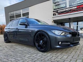 DAMINA VELGEN DM02 BLACK IN 18 INCH GEMONTEERD MET WINTERBANDEN ONDER EEN BMW 3 SERIE 