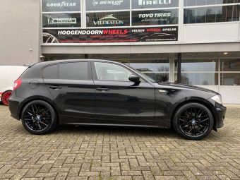 DAMINA VELGEN DM08 BLACK IN 18 INCH GEMONTEERD ONDER EEN BMW 1 SERIE 