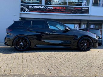 DAMINA VELGEN DM08 BLACK IN 19 INCH GEMONTEERD ONDER EEN BMW 1 SERIE