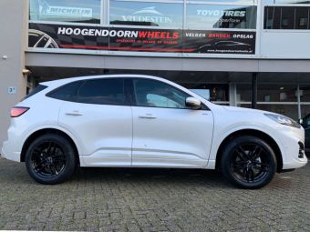 DBV VELGEN ANDORRA BLACK IN 18 INCH GEMONTEERD ONDER EEN FORD KUGA