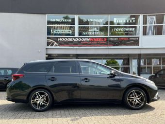 DBV VELGEN 5DS BLACK POLISHED IN 17 INCH GEMONTEERD ONDER EEN TOYOTA AURIS 