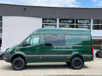 DELTA 4X4 KLASSIK VELGEN IN MATT BLACK 17 INCH GEMONTEERD ONDER EEN MERCEDES SPRINTER