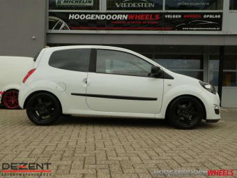 DEZENT VELGEN RE BLACK IN 15 INCH GEMONTEERD ONDER EEN RENAULT TWINGO 