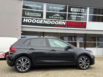 DEZENT TA BLACK POLISHED IN 17 INCH GEMONTEERD ONDER EEN VOLKSWAGEN POLO
