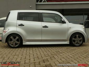 DEZENT VELGEN TD GRAPHITE 16 INCH GEMONTEERD ONDER EEN DAIHATSU MATERIA 