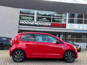 DEZENT TN BLACK POLISHED IN 15 INCH GEMONTEERD ONDER EEN SEAT MII