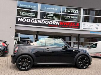 DEZENT TN BLACK IN 17 INCH GEMONTEERD ONDER EEN MINI CABRIO