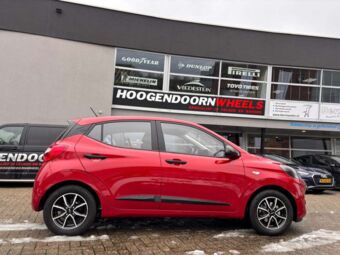 DEZENT TN BLACK POLISHED IN 14 INCH GEMONTEERD ONDER EEN HYUNDAI I10