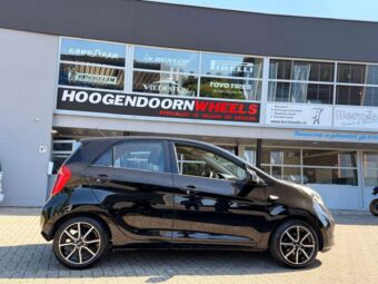 DEZENT TN BLACK POLISHED IN 15 INCH GEMONTEERD ONDER EEN KIA PICANTO