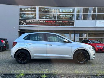 DEZENT VELGEN TR BLACK IN 17 INCH GEMONTEERD ONDER EEN VW POLO