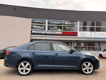 DEZENT TU ZILVER IN 17 INCH GEMONTEERD ONDER EEN SEAT TOLEDO