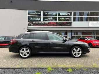 DEZENT TU ZILVER IN 18 INCH GEMONTEERD ONDER EEN RENAULT LAGUNA