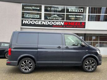 DEZENT TV BLACK POLISHED IN 18 INCH GEMONTEERD ONDER EEN VOLKSWAGEN TRANSPORTER VI