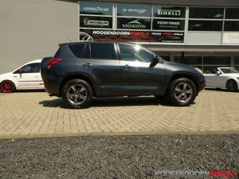 DZENT VELGEN TX ANTRACIET IN 17 INCH GEMONTEERD ONDER EEN TOYOTA RAV4