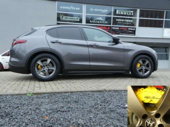 DEZENT VELGEN TX ANTRACIET MET WINTERBANDEN GEMONTEERD ONDER EEN ALFA ROMEO STELVIO