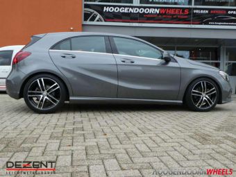 DEZENT VELGEN TZ ZWART GEPOLIJST IN 18 INCH MET WINTERBANDEN GEMONTEERD ONDER EEN MERCEDES A KLASSE